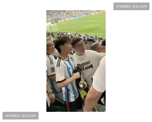 花絮：小球迷冲入场内拥抱偶像维尼修斯，被安保人员礼貌带离